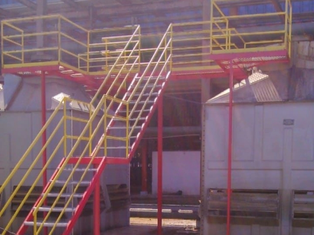 Confecção e instalação de escada com plataforma